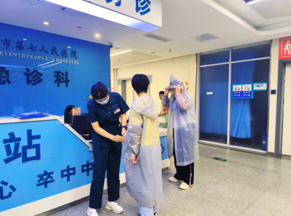股票配资导航网站 雨中温情，济南市第七人民医院护士为母女撑起“七心”守护伞